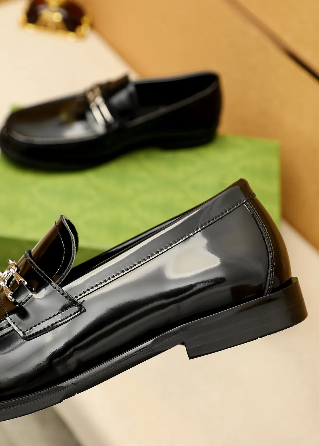 Men's shoes 💰480 💐 Product trademark: GUCCI "Gucci" casual leather shoes Regular size: 38-44 (45.46🉑️customized) Product materials: Selected imported first-layer open-edge beaded cowhide leather upper + luxury hardware buckle, imported water-dyed cowhide leather lining. Strong three-dimensional visual effect, original outsole color: 2 colors available